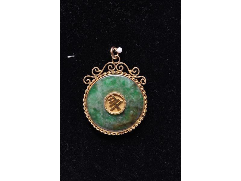 PENDENTIF en jade vert et cerclé or à décor...
