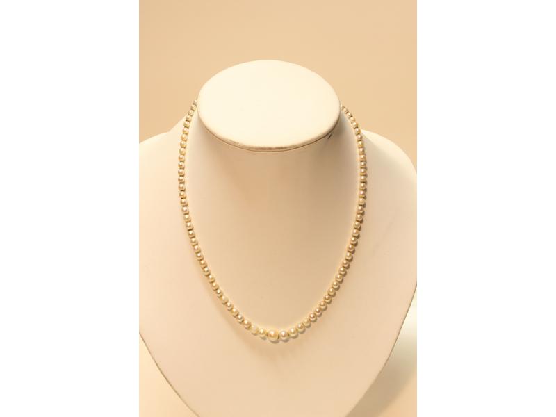 COLLIER DE PERLES, fermoir métal doré.