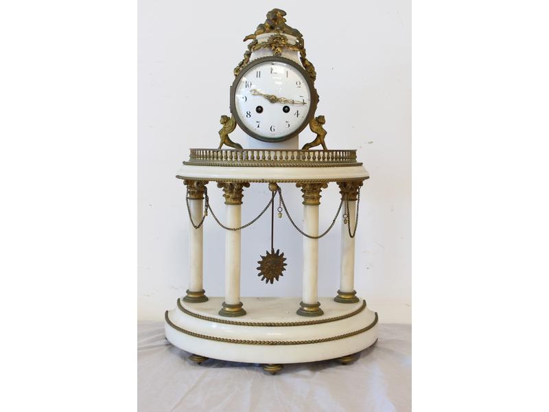 PENDULE portique demi-lune en marbre blanc...