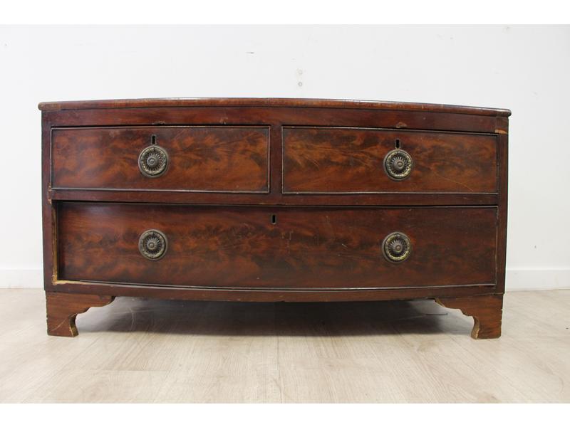 COMMODE basse à façade bombée en acajou et...
