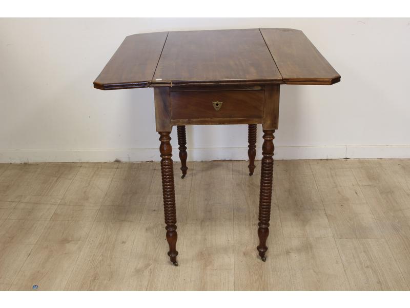TABLE A VOLETS en acajou, piètement chapelet...