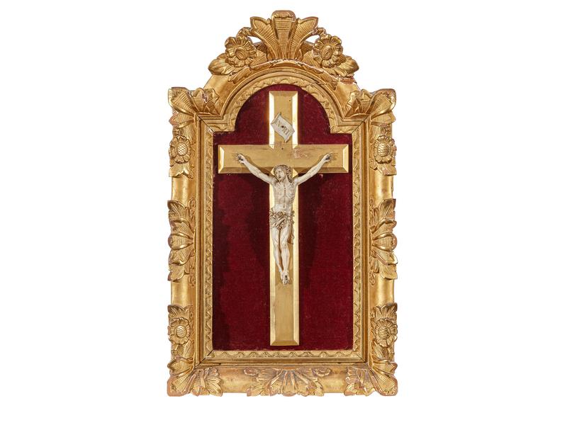 CRUCIFIX en ivoire sculpté, perizonium richement...