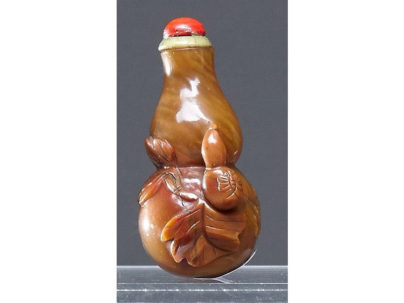 DEUX TABATIERES l'une en agate de forme coloquinte...