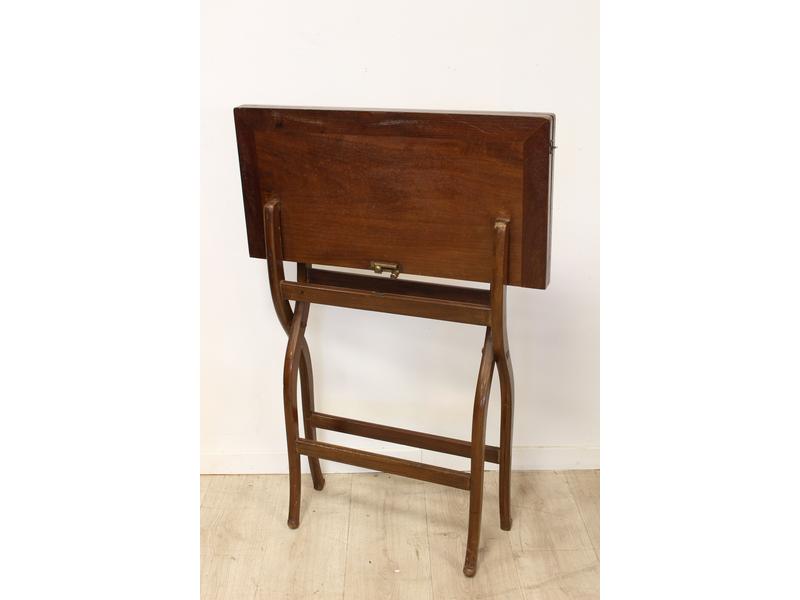 TABLE PORTE-FEUILLE en acajou et placage...