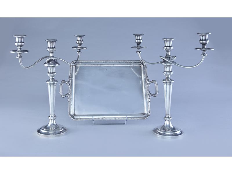 PAIRE DE CANDELABRES à trois lumières en...