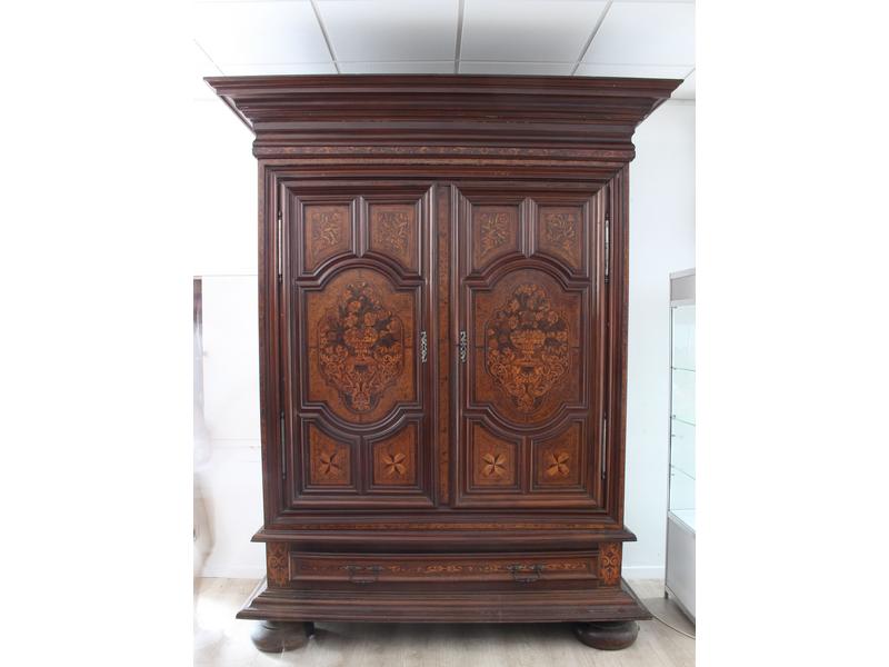 ARMOIRE rectangulaire en noyer et placage...