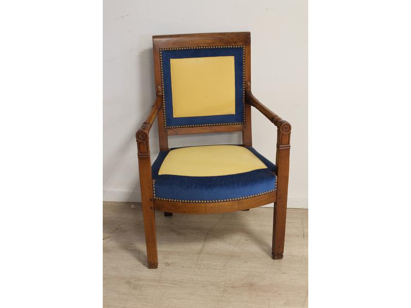 FAUTEUIL en noyer à accotoirs droits, pieds...