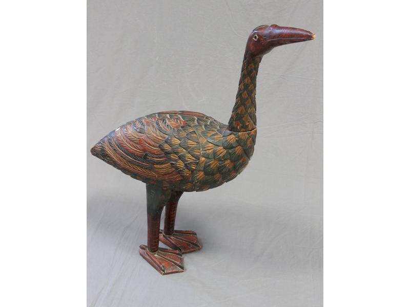 GRANDE OIE en bois sculpté polychrome.