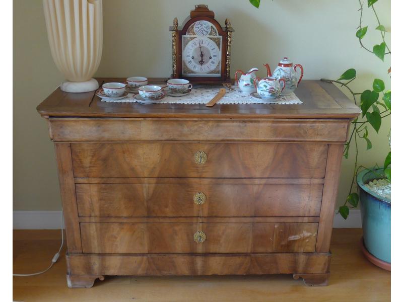 COMMODE en noyer ouvrant à quatre rangs de...