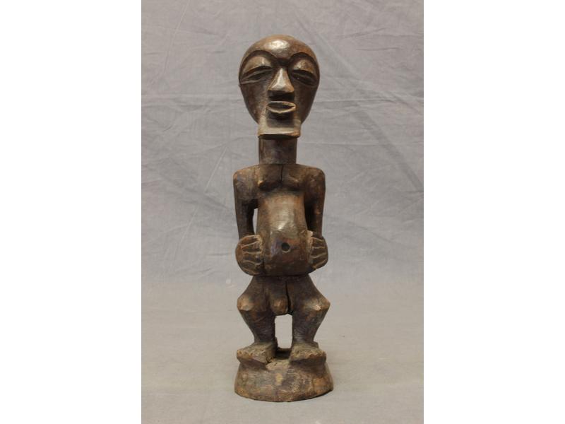 STATUETTE d'ancêtre, en bois sculpté, menton...