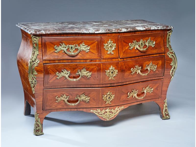 COMMODE de forme tombeau en placage de bois...