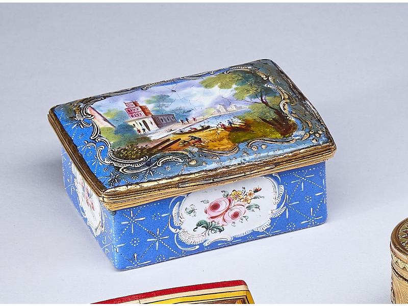 BOÎTE ou TABATIERE de forme rectangulaire...