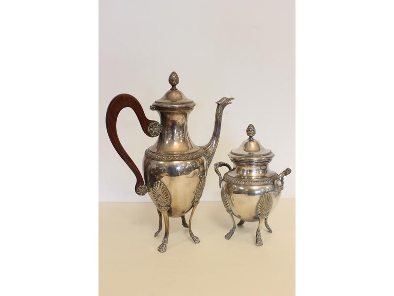 CAFETIERE ET SUCRIER couvert, en métal argenté,...