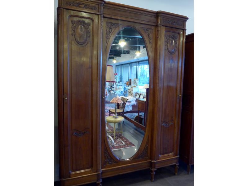 ARMOIRE A GLACE  en noyer ouvrant par deux...