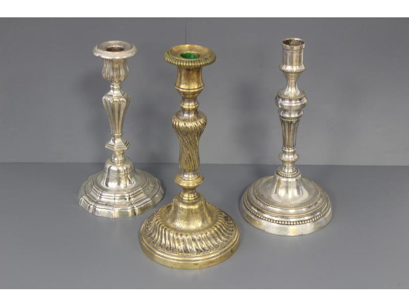 TROIS FLAMBEAUX en bronze, style XVIIIe siècle,...