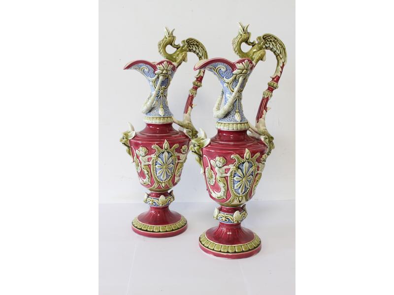 PAIRE D'AIGUIÈRES en faience émaillée polychrome...