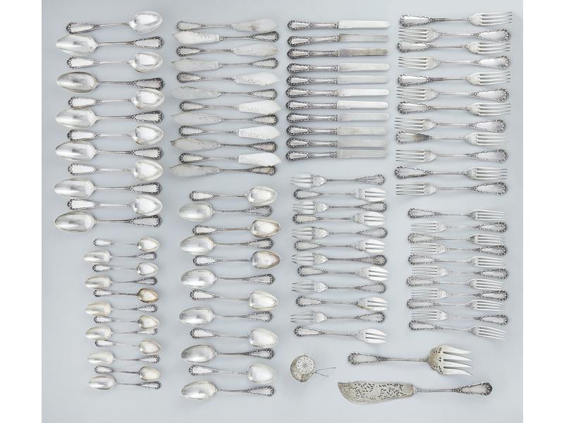 MÉNAGÈRE en argent modèle à filets de rinceaux...