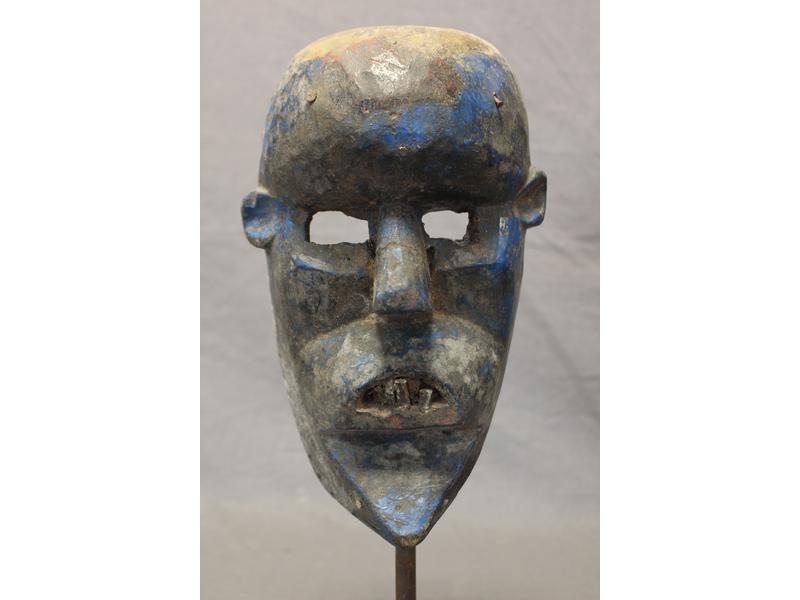 DEUX MASQUES en bois sculpté,