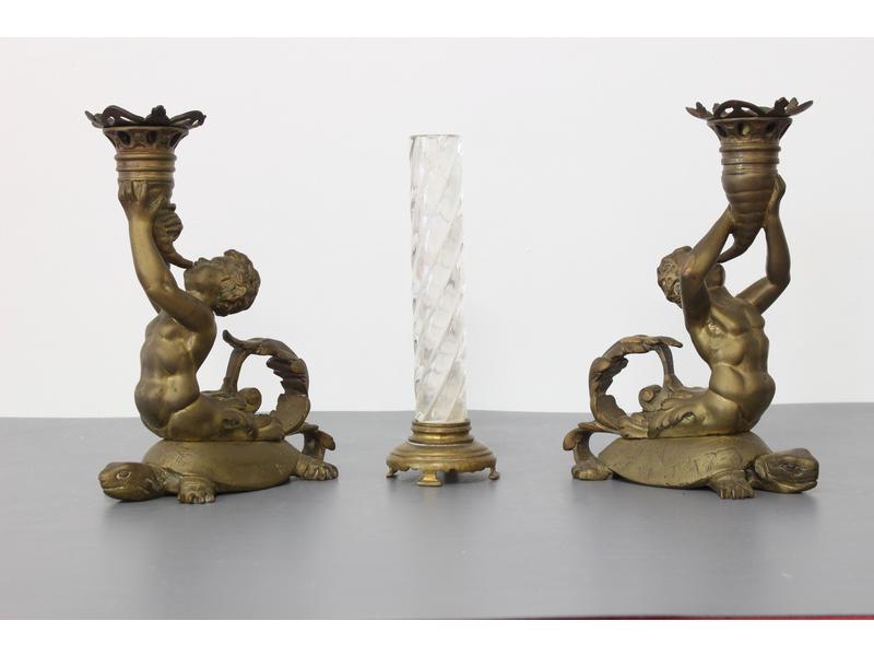 PAIRE DE BOUGEOIRS A MAIN en bronze figurant...