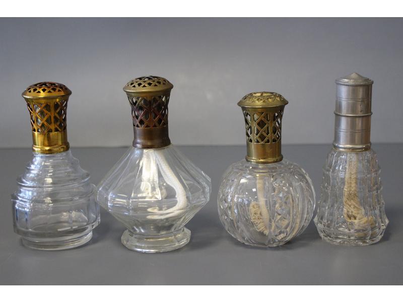 QUATRE LAMPES BERGER en cristal taillé.