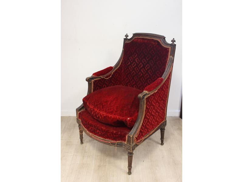 BERGÈRE en hêtre teintée moulurée et sculptée,...