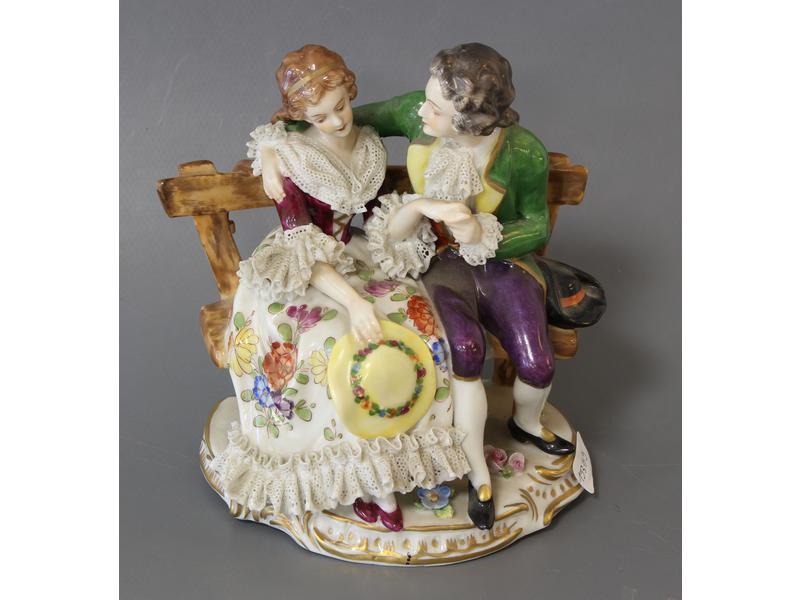 Couple d'élégants assis sur un banc
