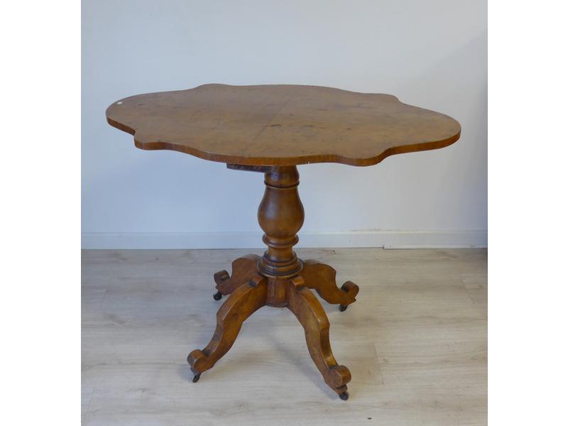 TABLE GUERIDON plateau violonnée en noyer...