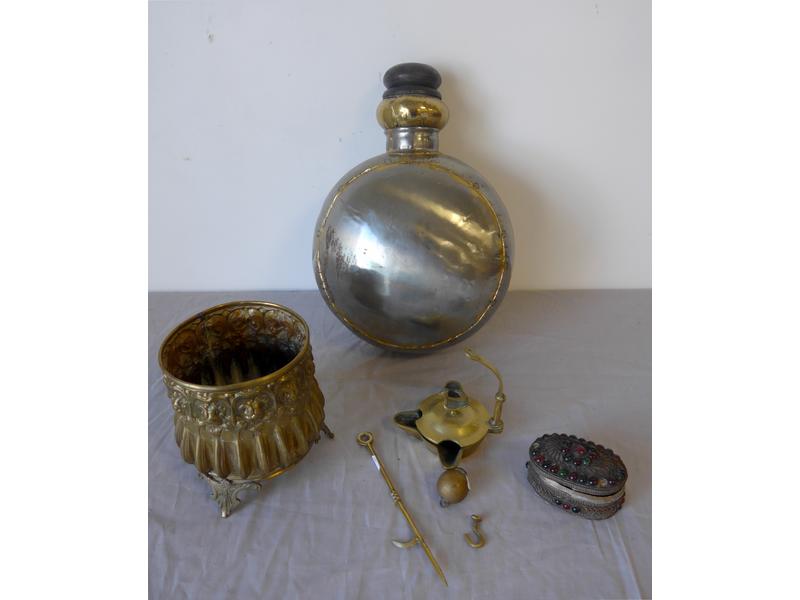 LOT DE BIBELOTS : gourde indienne en étain,...