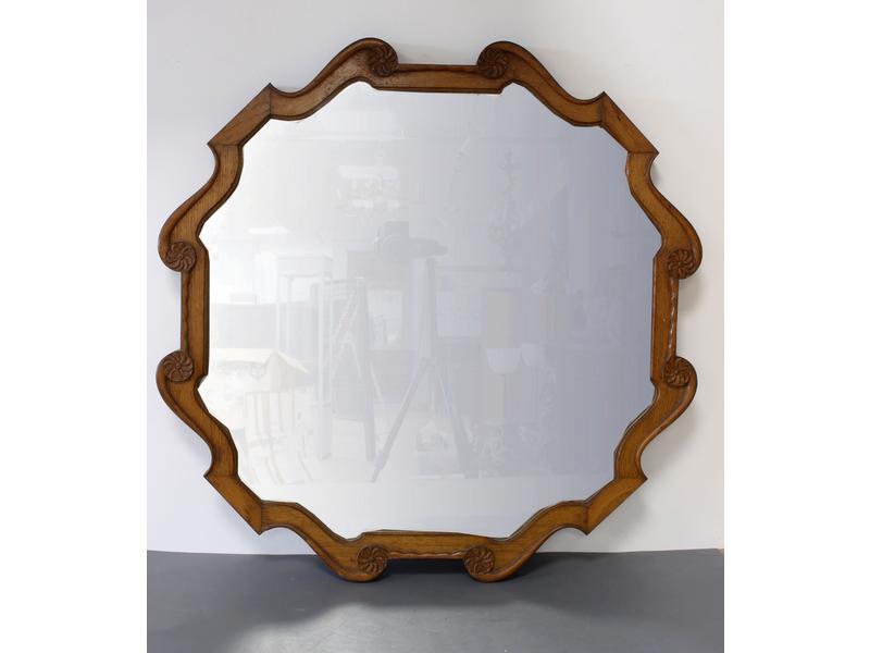 MIROIR de forme chantournée, dans un cadre...