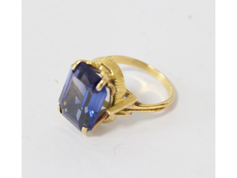 BAGUE  en or jaune (750) sertie d'une pierre...