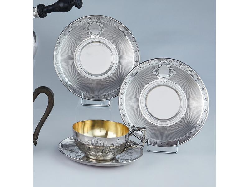 PAIRE DE SOUS-TASSES en argent à fond guilloché...