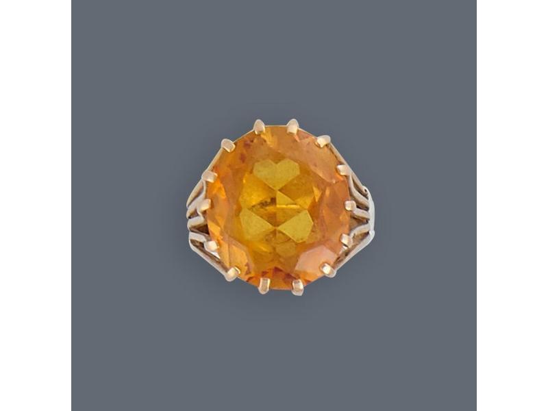 BAGUE en or jaune (750) sertie d'une topaze...