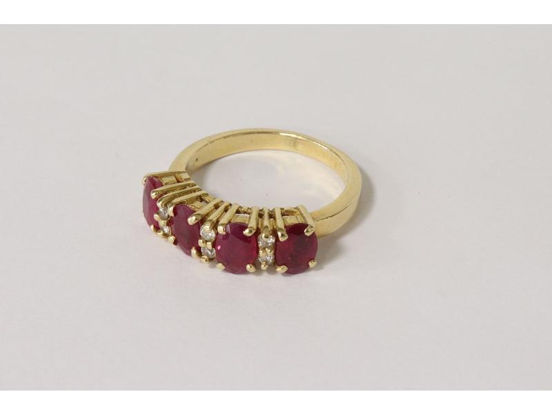 BAGUE en or jaune (750) ornée de quatre petits...