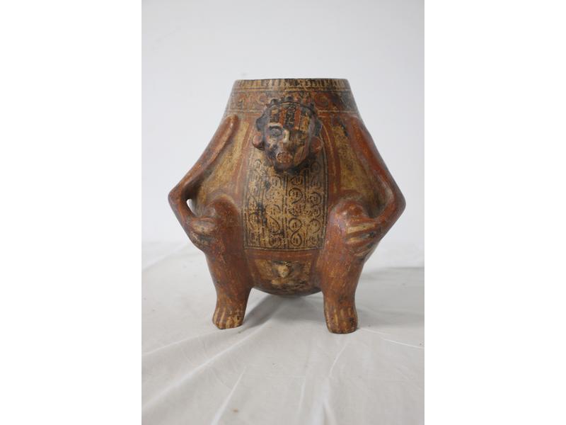 VASE ANTHROPOMORPHE en terre cuite polychrome...