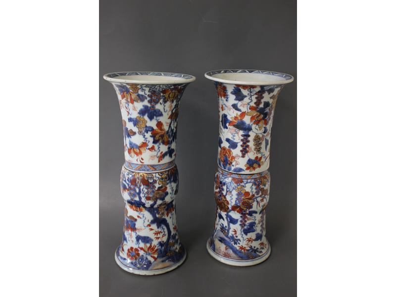 PAIRE DE VASES de forme Gu en porcelaine...
