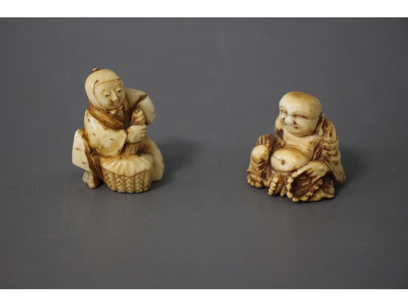 DEUX PETITES FIGURINES en ivoire sculpté...
