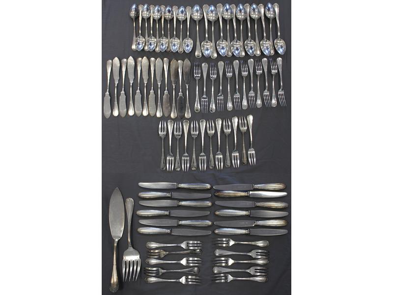 MENAGERE en métal argenté, modèle à filets...