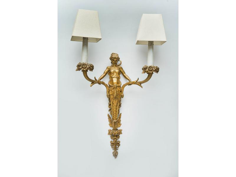 APPLIQUE en bronze doré à deux bras de lumière...