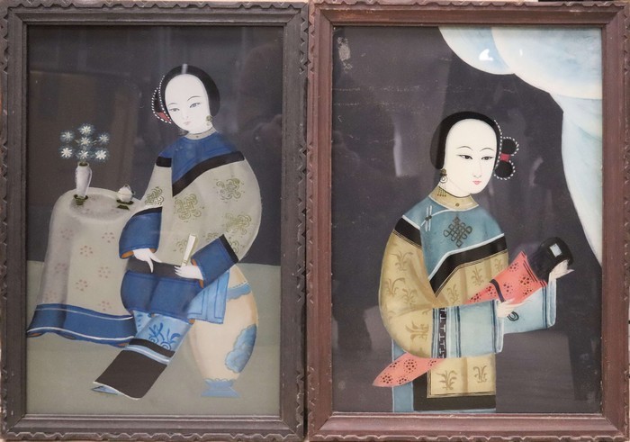 DEUX PEINTURES FIXEES sous verre représentant...