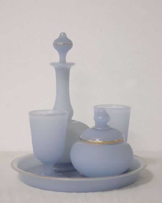 SERVICE DE NUIT en opaline bleu pâle et filets...