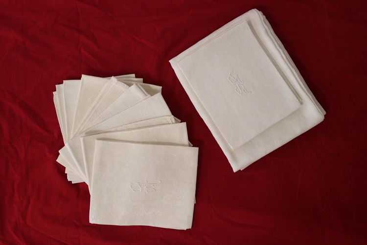 NAPPE et DOUZE SERVIETTES de table en coton...