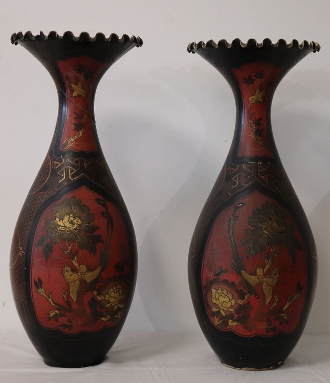 PAIRE DE GRANDS VASES à col corole en porcelaine...