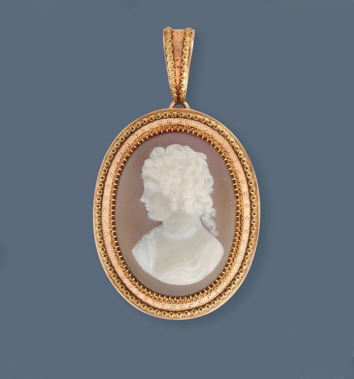 BROCHE-PENDENTIF CAMÉE sur cornaline représentant...