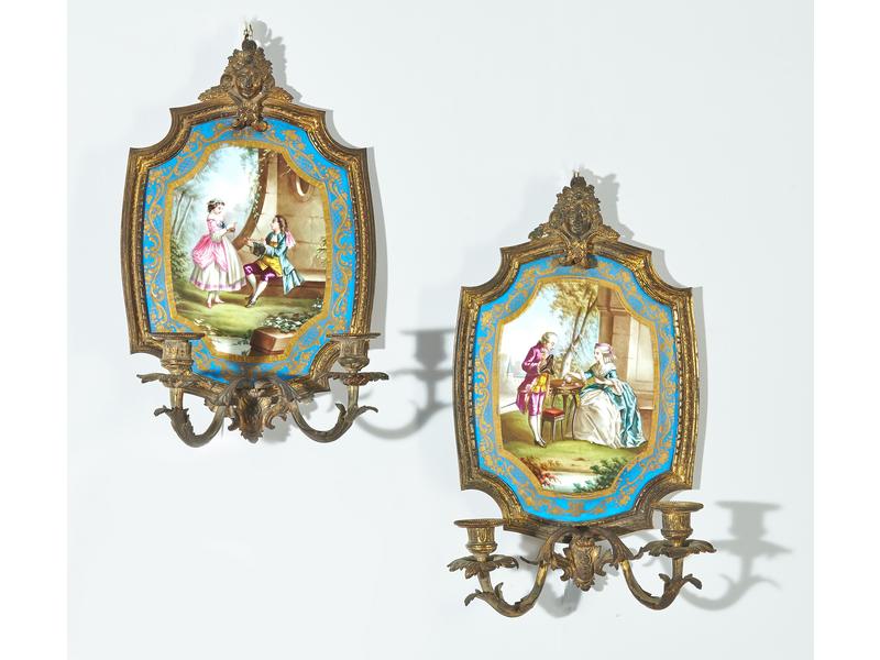 PAIRE D'APPLIQUES en bronze doré à deux lumières,...