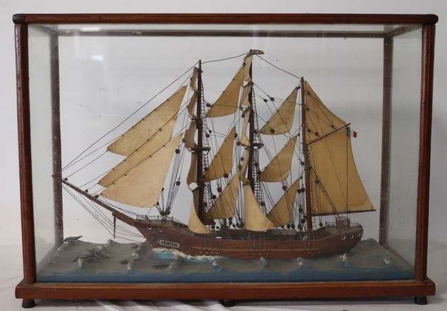 MAQUETTE de voilier 3 mâts en bois BA 1975,...