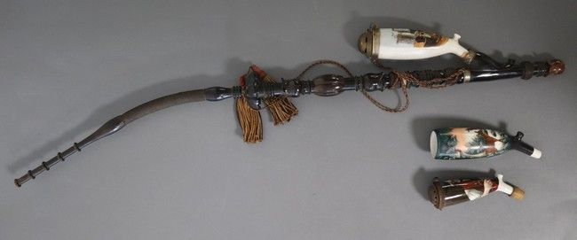TROIS FOYERS DE PIPE en porcelaine émaillée...