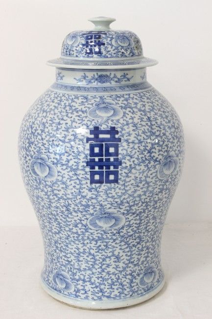 POTICHE de forme balustre en porcelaine émaillée...