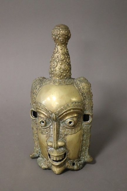 TËTE DE SOUVERAINE en bronze, à coiffe proéminante,...