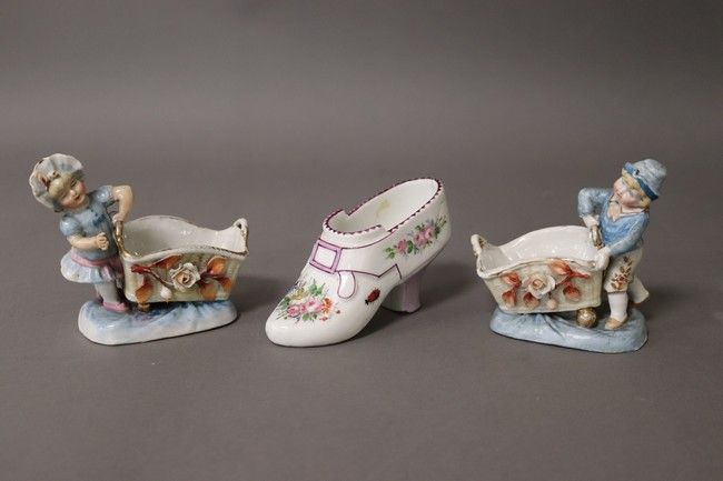 PAIRE de petites COUPELLES en porcelaine...