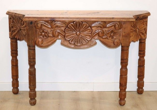 CONSOLE de forme trapèze en résineux sculpté...